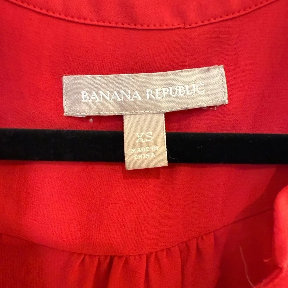 Banana Republic Red Sleeveless V-Neck Blouse | Size XS